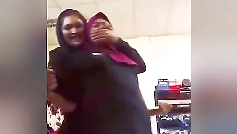 Hijab Girl Handgag