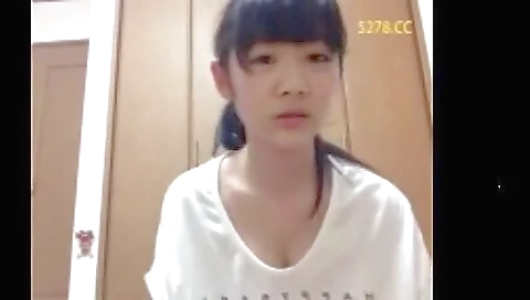 240124童顔でカワイイ美女の谷間238