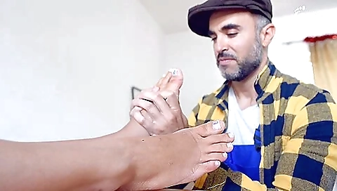 Businesswoman Gets Her Pretty Feet Massaged By A Dude With A Hat (czec